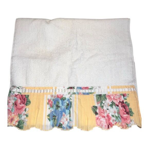 Avanti hand towel white rectangle cotton yellow floral ruffle USA 1978 Vintage - Picture 1 of 8